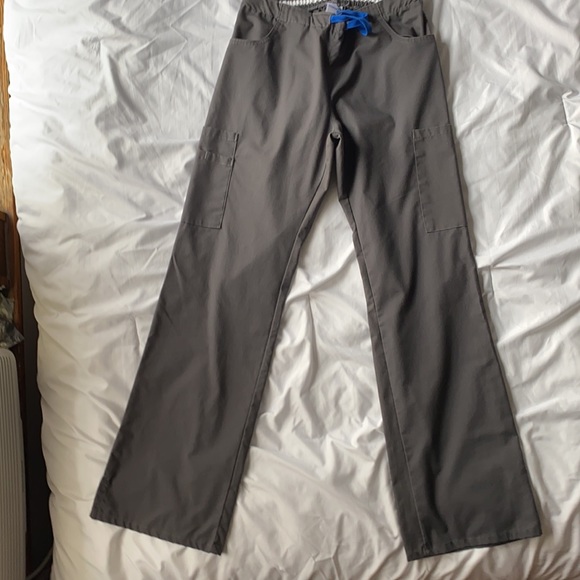 Gray matching scrubs - Picture 4 of 7